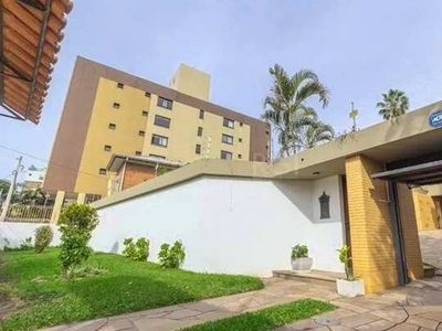 Casa à venda - 500m², 6 dormitórios, 8 vagas, 1 suite, no bairro Menino Deus, em Porto Al