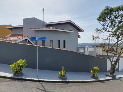 Casa em Residencial das Ilhas, Bragança Paulista/SP de 244m² 3 quartos para locação R$ 5.000,00/mes