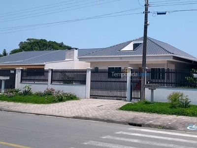 Casa Familiar Localizada Próxima a Praia Central de Guaratuba