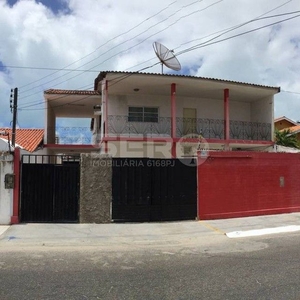 Casa ampla à venda com 360m², 4 quartos, sendo 1 suíte, na Avenida Brasil- Poço