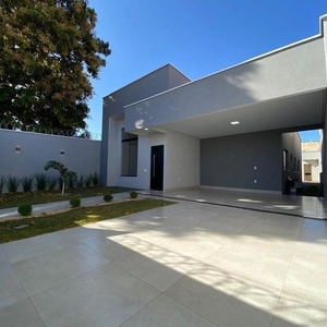 CASA COM PISCINA.