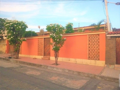 Casa para venda tem 252m² quadrados com 5 quartos no Trapiche da Barra - Maceió - AL