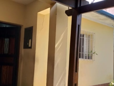 Casa com varanda e 02 dormitórios no jabaquara