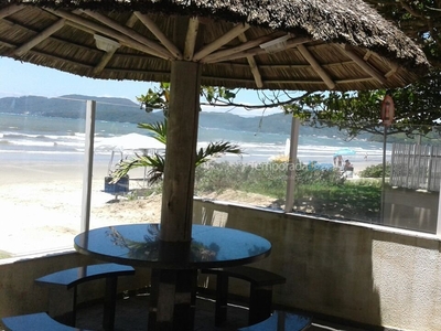 LINDA CASA PÉ NA AREIA BALNEÁRIO PEREQUÊ