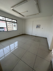 Sala em Paquetá, Santos/SP de 60m² para locação R$ 2.850,00/mes