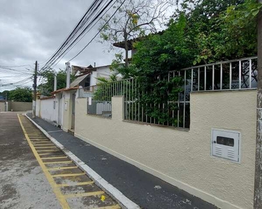 Casa linear, 2 quartos, quintal, sol da manhã, condomínio fechado na Freguesia