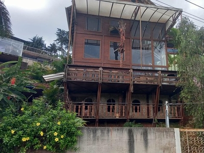 Casa prrincipal com 400 m2 e outra de hóspedes em terreno de 2.500 m2 em Conde - Nova Lima