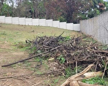 Lindo terreno com ótima topografia e pronto para construir. Ideal para chácara ou condomín