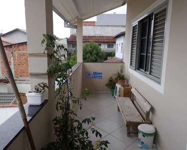 ÓTIMA CASA DE TERRENO INTEIRO COM 3 DORMITÓRIOS (SENDO 1 SUÍTE), DUAS SALAS, COZINHA AMERI