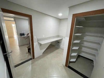 Pelegrine Aluga Casa Duplex 194 m², 6 quartos, 5 suítes, 1 vaga, Praia do Canto.