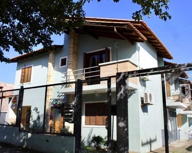 Acheimob vende Excelente casa em condomínio no bairro Camaquã. Imóvel com 3 dormitórios, s