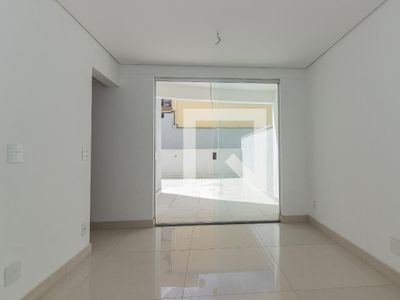 APARTAMENTO no 1º andar com 3 dormitórios e 2 garagens