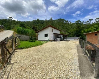 Casa com 3 quartos e amplo espaço de terreno no Poço Fundo