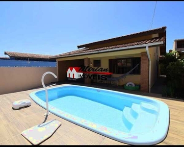 Casa com piscina a 300 metros da praia de Peruibe