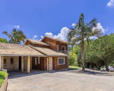 Casa Padrão, 3 dormitórios, 1 suítes, 4 banheiro, 2 vagas na garagem, 160M² de Área Constr