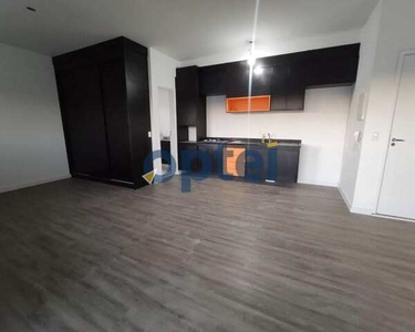 Loft de 48m², semimobiliado, com varanda ampla de frente para Av. Kennedy, lazer na Cobert