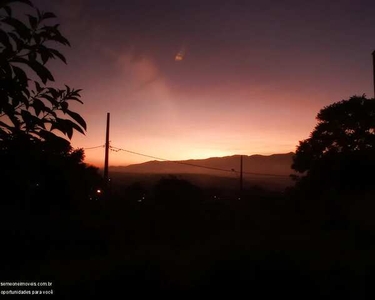 SOBRADO COM 4 DORMITÓRIOS E VISTA DA PEDRA GRANDE EM ATIBAIA