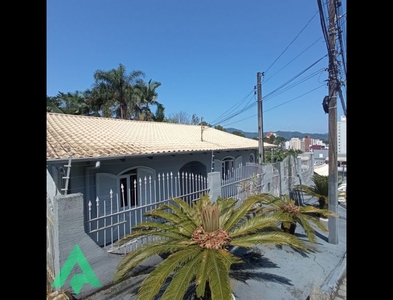 Casa no Bairro Vila Nova em Blumenau com 4 Dormitórios (1 suíte) e 180 m²