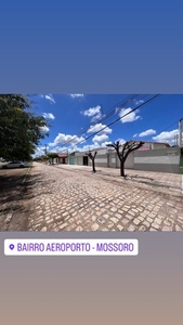Alugo Casa com 03 quartos, sendo 01 suíte, em frente ao Aeroporto, Mossoró-RN.