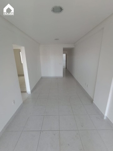 Apartamento de 2 quartos com fino acabamento, vaga de garagem e excelente vista para o mar