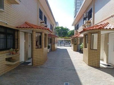 Casa sobreposta. Condomínio Villagio do Embaré. 2 quartos sendo um suíte com closet.