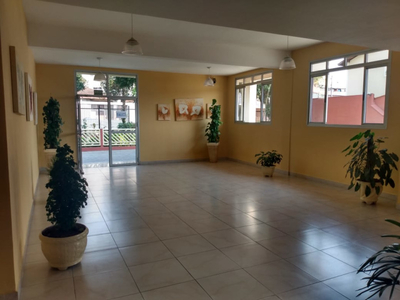 Apartamento aconchegante com o primeiro sol da manhã na varanda.