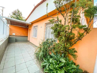 Casa com 3 quartos à venda no bairro Barreiro, 360m²
