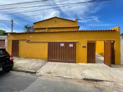 Casa com 3 quartos à venda no bairro Caiçaras, 80m²