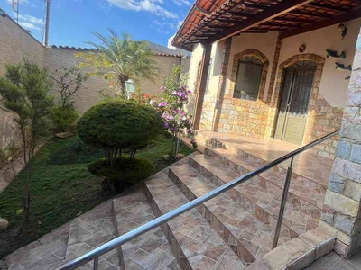 Casa com 3 quartos à venda no bairro Castelo, 370m²