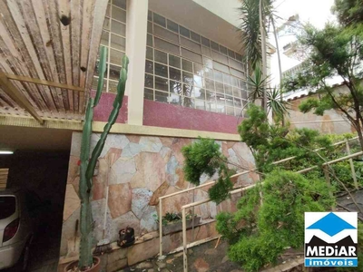 Casa com 3 quartos à venda no bairro Floresta, 200m²