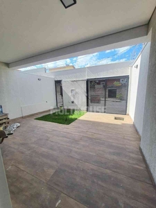Casa com 3 quartos à venda no bairro Jardim Leblon, 130m²
