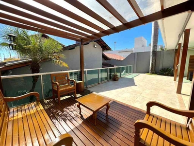 Casa com 3 quartos à venda no bairro Ouro Preto, 300m²