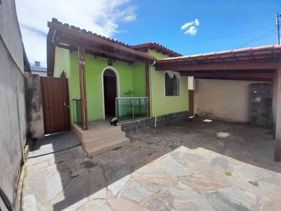 Casa com 3 quartos à venda no bairro Ouro Preto, 360m²