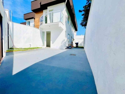 Casa com 3 quartos à venda no bairro Planalto, 174m²