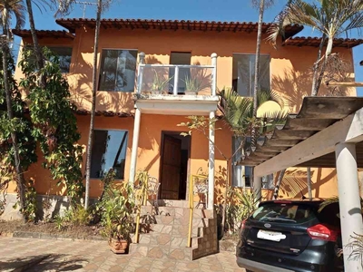 Casa com 3 quartos à venda no bairro Santa Rosa, 325m²