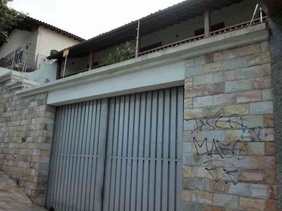 Casa com 4 quartos à venda no bairro Caiçaras, 360m²