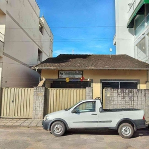 Casa com 4 quartos à venda no bairro Centro, 218m²