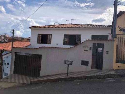 Casa com 4 quartos à venda no bairro Jardim Andere, 250m²