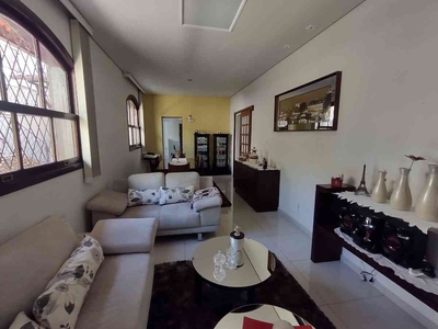Casa com 5 quartos à venda no bairro Sagrada Família, 400m²