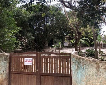 Casa ampla em terreno arborizado no início da Rua do Sol