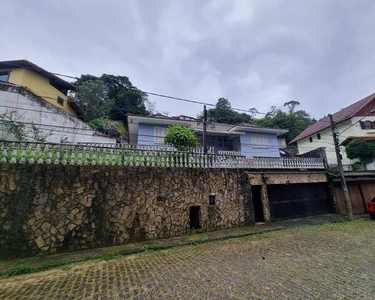 Casa em rua sem saída com 03 quartos e 02 vagas, no Bairro Maua