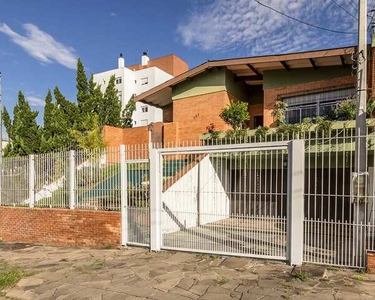 Casa Padrão, 4 dormitórios, 1 suítes, 4 banheiro, 4 vagas na garagem, 191M² de Área Constr