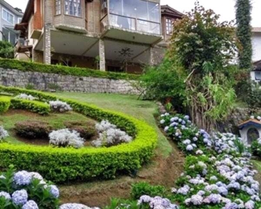 Linda Casa Duplex à venda em Condomínio Fechado, 4 Quartos e Clube Completo em Teresópolis