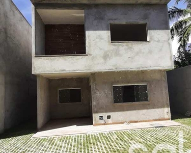 Sala7 Imobiliária - Casa Duplex, 180m², 4 Suítes, Piscina Privativa, em Buraquinho