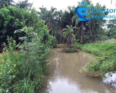 Sítio com poço para peixe, área de 5.000m. em Uberlândia - MG