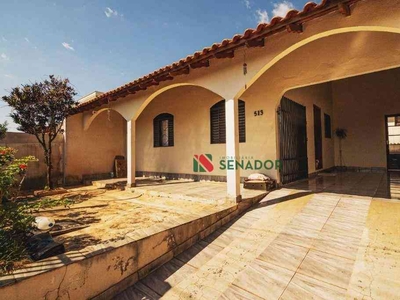 Casa com 2 quartos à venda no bairro Parigot de Souza 2, 125m²