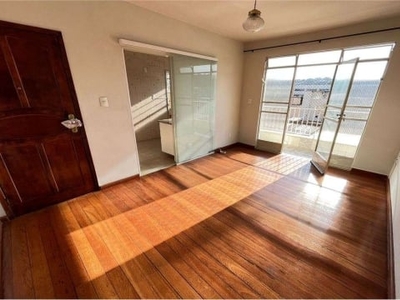 Apartamento de 3 quartos com suíte, banheiro social, sala com varanda, cozinha com dependência completa, 1 vaga de garagem e elevador.