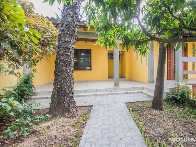 Casa com 4 Quartos e 3 banheiros à Venda, 212 m² por R$ 668.900