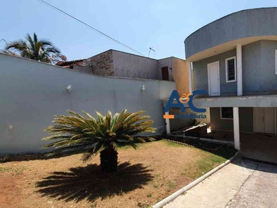 Casa com 4 quartos à venda no bairro Parque Recreio, 200m²