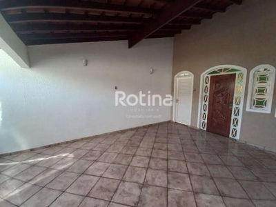 Casa para alugar, 3 quartos, 1 suíte, 2 vagas, nossa senhora das graças - uberlândia/mg - r$ 2.400,00